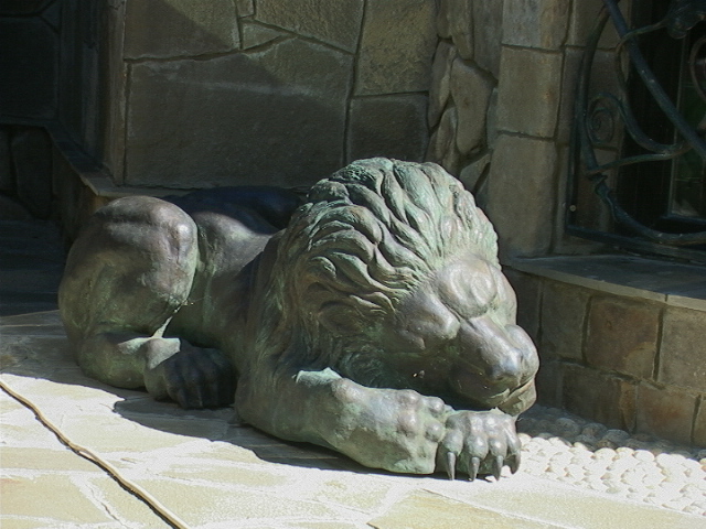 Спящий лев (бронза)