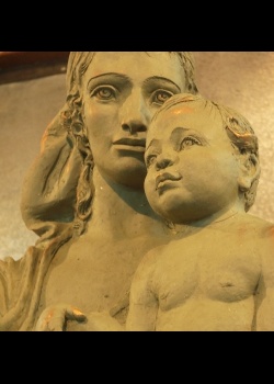 Мадонна с младенцем (надгробие)